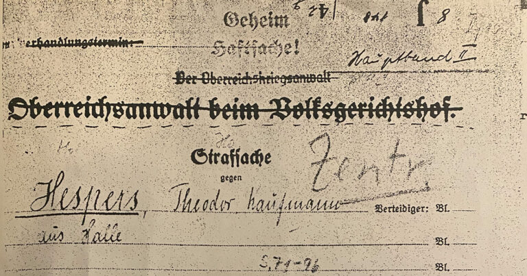 Titelseite des Dokuments, mit dem die Verhörprotokolle im Prozessordner beginnen. Darauf steht: Oberreichsanwalt beim Volksgericht. Das ist aber durchgestrichen. Darunter "Strafsache gegen: Hespers, Theodor, Kaufmann aus Halle"