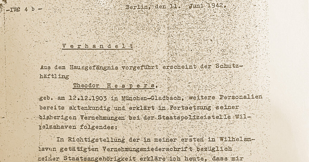 Auszug von der ersten Seite des Verhörprotokolls im Reichssicherheitshauptamt in Berlin vom 11. Juni 1942. Die ersten Zeilen lauten "Aus dem Hausgefängnis vorgeführt erscheint der Schutzhäftling Theodor Hespers ..." Es folgen persönliche Daten.