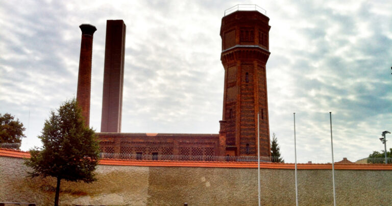 Die roten Backstein-Türme des Gefängnisses in Plötzensee, fotografiert aus dem ehemaligen Innenhof mit Hinrichtungsgarage der heutigen Gedenkstätte Plötzensee.
