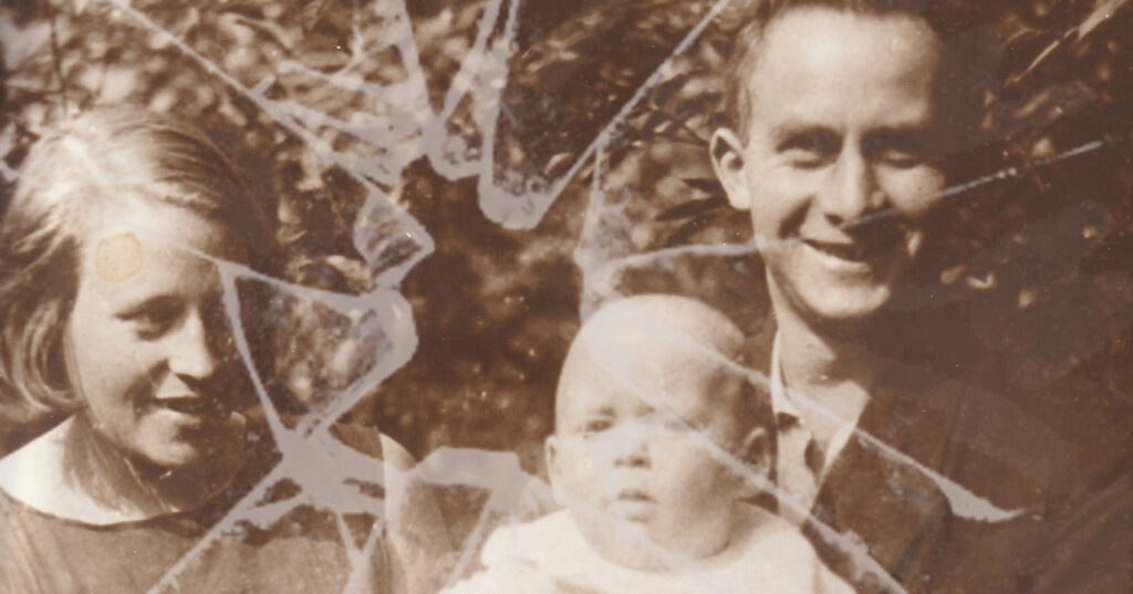 Das Familienfoto zeigt meine Oma Käthe, meinen Opa Theo Hespers und meinen Baby-Vater Dietrich. Über dem Foto liegt ein Effekt, der zerbrochenes Glas simuliert.