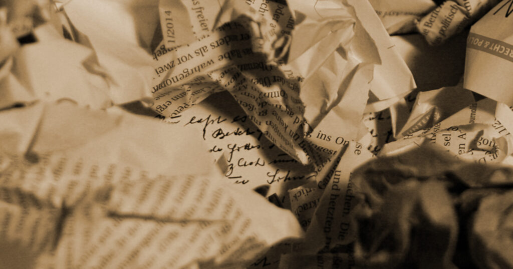 zerknülltes Papier, darunter ist ein Brief zu sehen mit einer deutlich alten Handschrift