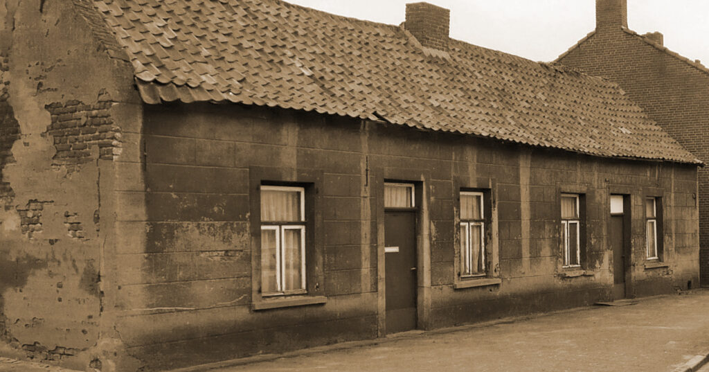 Das Haus in Melick-Gebroek ist ein windschiefes Gesindehaus, eine Etage, ein Spitzdach, zwei fast bodentiefe Fenster, dazwischen eine Tür. Daneben nochmal dasselbe.