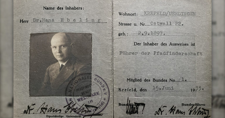 Der Ausweis von Dr. Hans Ebeling, genannt Plato, der ihn als Mitglied Nummer 1 des Jungnationalen Bundes ausweist. Ausstellungsdatum 15. Juni 1933. Darin ein Foto von Hans Ebeling mutmaßlich aus dieser Zeit.