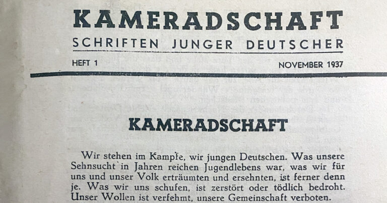 Die Titelseite der ersten Ausgabe von "Kameradschaft - Schriften junger Deutscher". Die Überschrift lautet "Kameradschaft". Die ersten Zeilen lauten: "Wir stehen im Kampfe, wir jungen Deutschen. Was unsere Sehnsucht in Jahren reichen Jugendlebens war, was wir für uns und unser Volk erträumten und ersehnten, ist ferner denn je. Was wir uns schufen, ist zerstört oder tödlich bedroht. Unser Wollen ist verfehmt, unsere Gemeinschaft verboten."