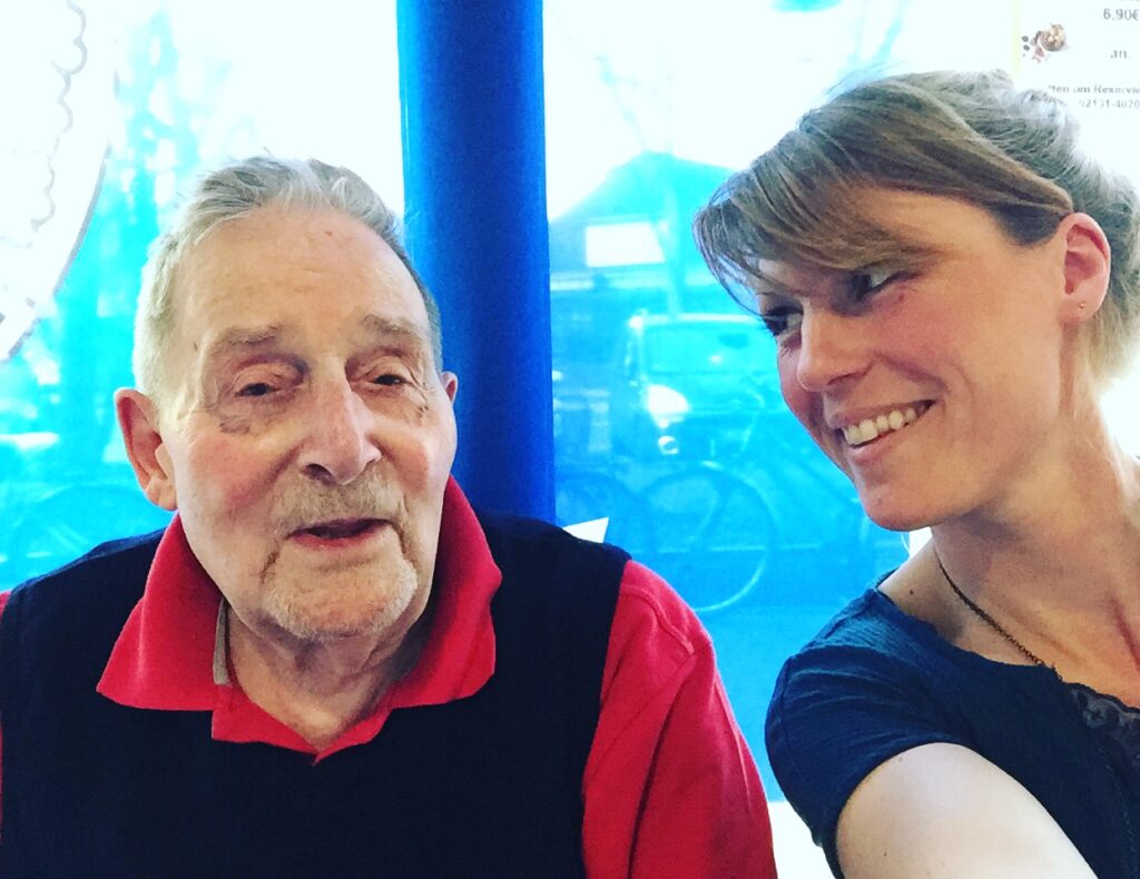 Mein Vater Dietrich Hespers und ich auf einer gemeinsamen Veranstaltung in Kaarst. Er spricht, ich schaue ihn an und lache dabei, während ich versuche, ein Selfie von uns zu knipsen.