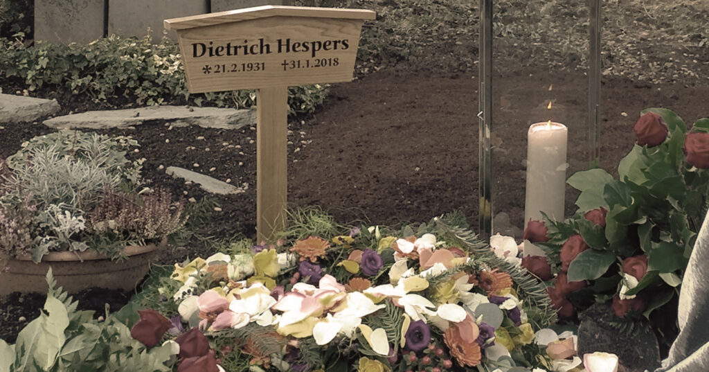 Ein Holzschild mit dem Namen meines Vaters, Dietrich Hespers, dem Geburts- und Sterbedatum, darunter ein Kranz bunter Blumen auf seinem Grab. Die letzte Ruhestätte.
