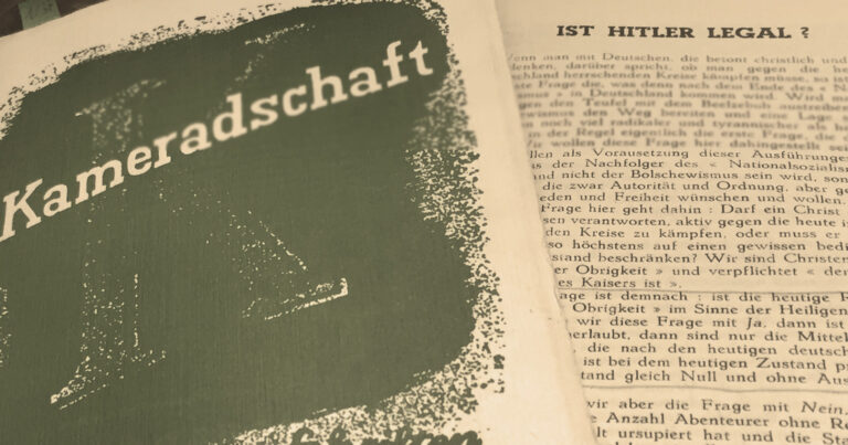 Die Titelseite der Widerstandszeitschrift: Zu sehen ist ein großes weißes K auf grünem Grund im Hintergrund, darüber einmal das Wort Kameradschaft. Rechts daneben ist die erste Seite des darin enthaltenen Artikels "Ist Hitler legal?" zu sehen. Den Artikel lese ich in der Podcastfolge vor.